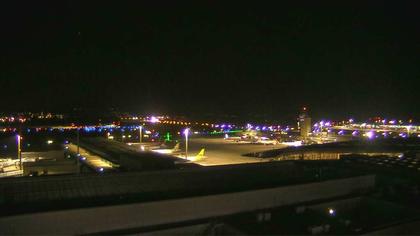 Kloten: Flughafen - Zuerich Flughafen Webcam Dock B