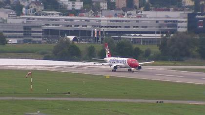 Kloten: Flughafen - Zuerich Flughafen Webcam Dock B