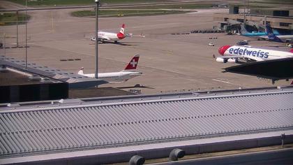 Kloten: Flughafen - Zuerich Flughafen Webcam Dock B