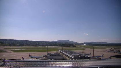 Kloten: Flughafen - Zuerich Flughafen Webcam Dock B