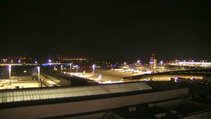 Kloten: Flughafen - Zuerich Flughafen Webcam Dock B