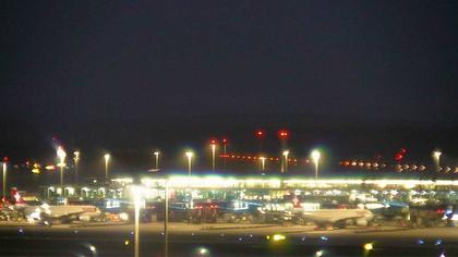 Kloten: Flughafen - Zuerich Flughafen Webcam Dock B