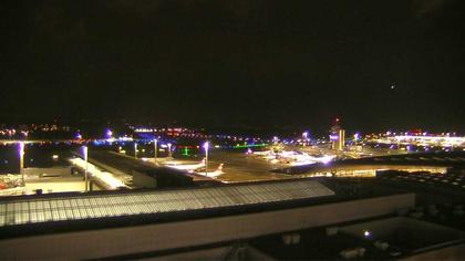 Kloten: Flughafen - Zuerich Flughafen Webcam Dock B