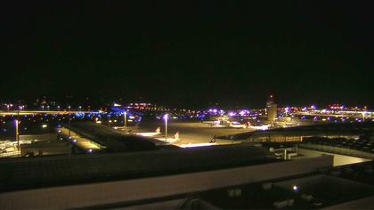 Kloten: Flughafen - Zuerich Flughafen Webcam Dock B