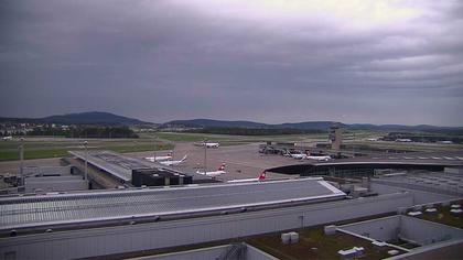 Kloten: Flughafen - Zuerich Flughafen Webcam Dock B