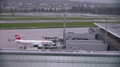 Kloten: Flughafen - Zuerich Flughafen Webcam Dock B