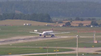 Kloten: Flughafen - Zuerich Flughafen Webcam Dock B