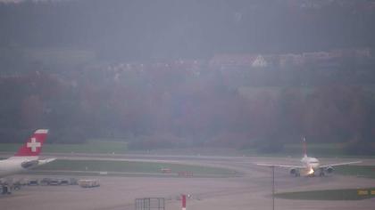 Kloten: Flughafen - Zuerich Flughafen Webcam Dock B