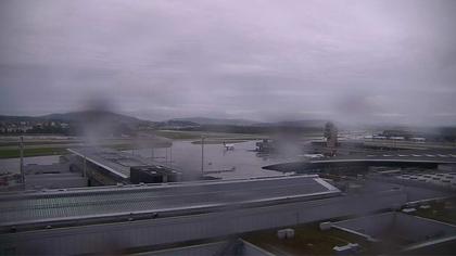 Kloten: Flughafen - Zuerich Flughafen Webcam Dock B