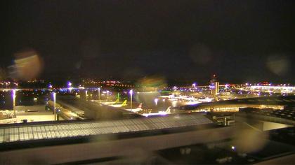 Kloten: Flughafen - Zuerich Flughafen Webcam Dock B