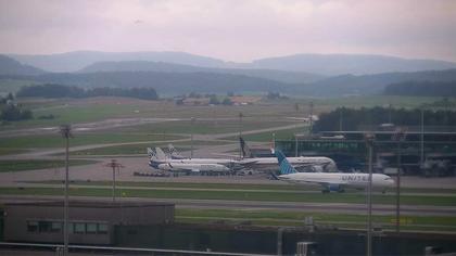 Kloten: Flughafen - Zuerich Flughafen Webcam Dock B