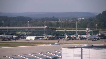 Kloten: Flughafen - Zuerich Flughafen Webcam Dock B