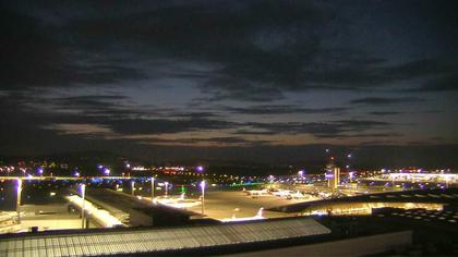 Kloten: Flughafen - Zuerich Flughafen Webcam Dock B