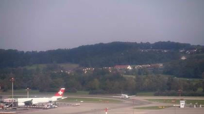 Kloten: Flughafen - Zuerich Flughafen Webcam Dock B