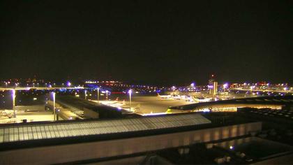 Kloten: Flughafen - Zuerich Flughafen Webcam Dock B