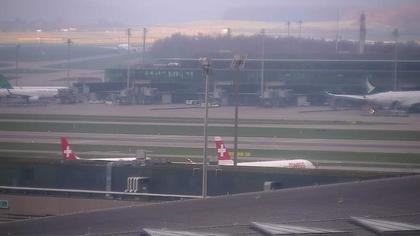 Kloten: Flughafen - Zuerich Flughafen Webcam Dock B