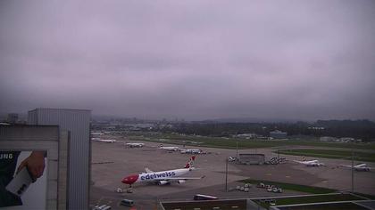 Kloten: Flughafen - Zuerich Flughafen Webcam Dock B