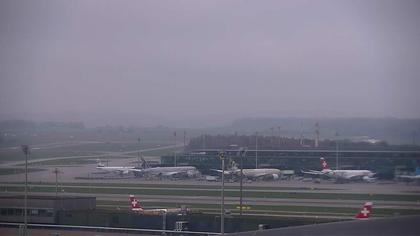 Kloten: Flughafen - Zuerich Flughafen Webcam Dock B