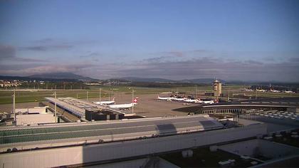 Kloten: Flughafen - Zuerich Flughafen Webcam Dock B