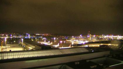 Kloten: Flughafen - Zuerich Flughafen Webcam Dock B