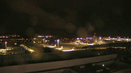 Kloten: Flughafen - Zuerich Flughafen Webcam Dock B