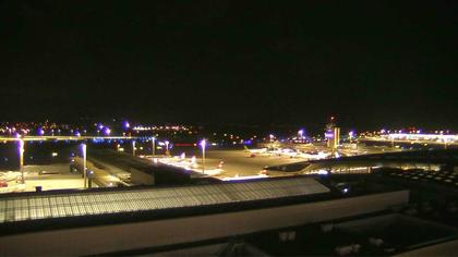 Kloten: Flughafen - Zuerich Flughafen Webcam Dock B