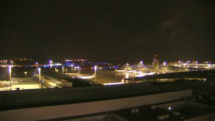 Kloten: Flughafen - Zuerich Flughafen Webcam Dock B