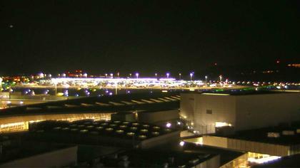 Kloten: Flughafen - Zuerich Flughafen Webcam Dock B