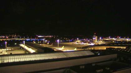 Kloten: Flughafen - Zuerich Flughafen Webcam Dock B