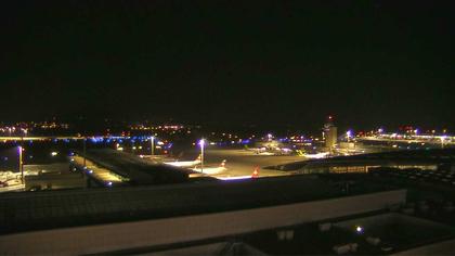 Kloten: Flughafen - Zuerich Flughafen Webcam Dock B