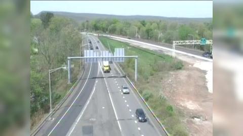 Traffic Cam Meriden: CAM 187 I-691 EB - at Exit 1B Wilbur Cross Pkwy