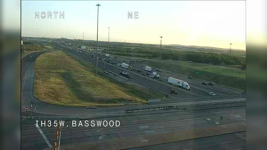 Traffic Cam Fort Worth › North: I-35W @ Basswood