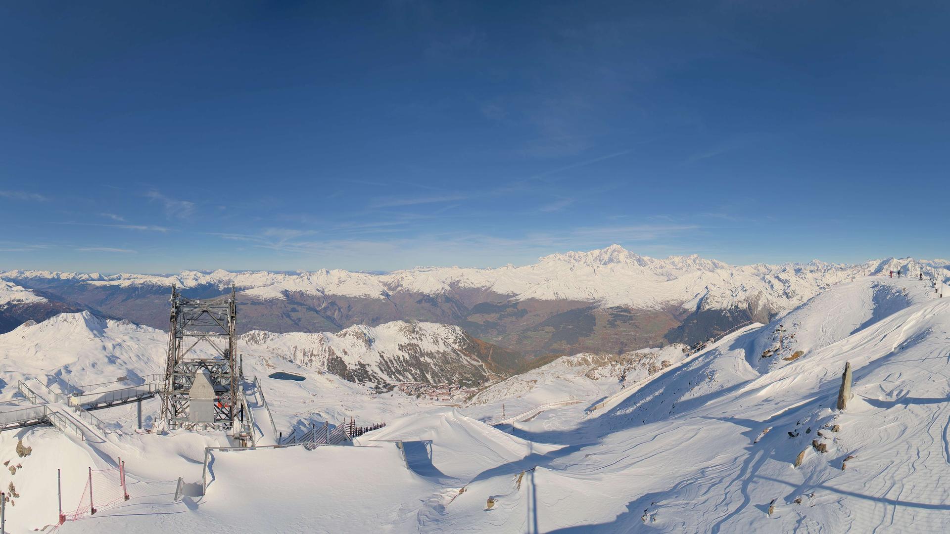 Aiguille Rouge: Breathtaking Mountain Vista Webcam
