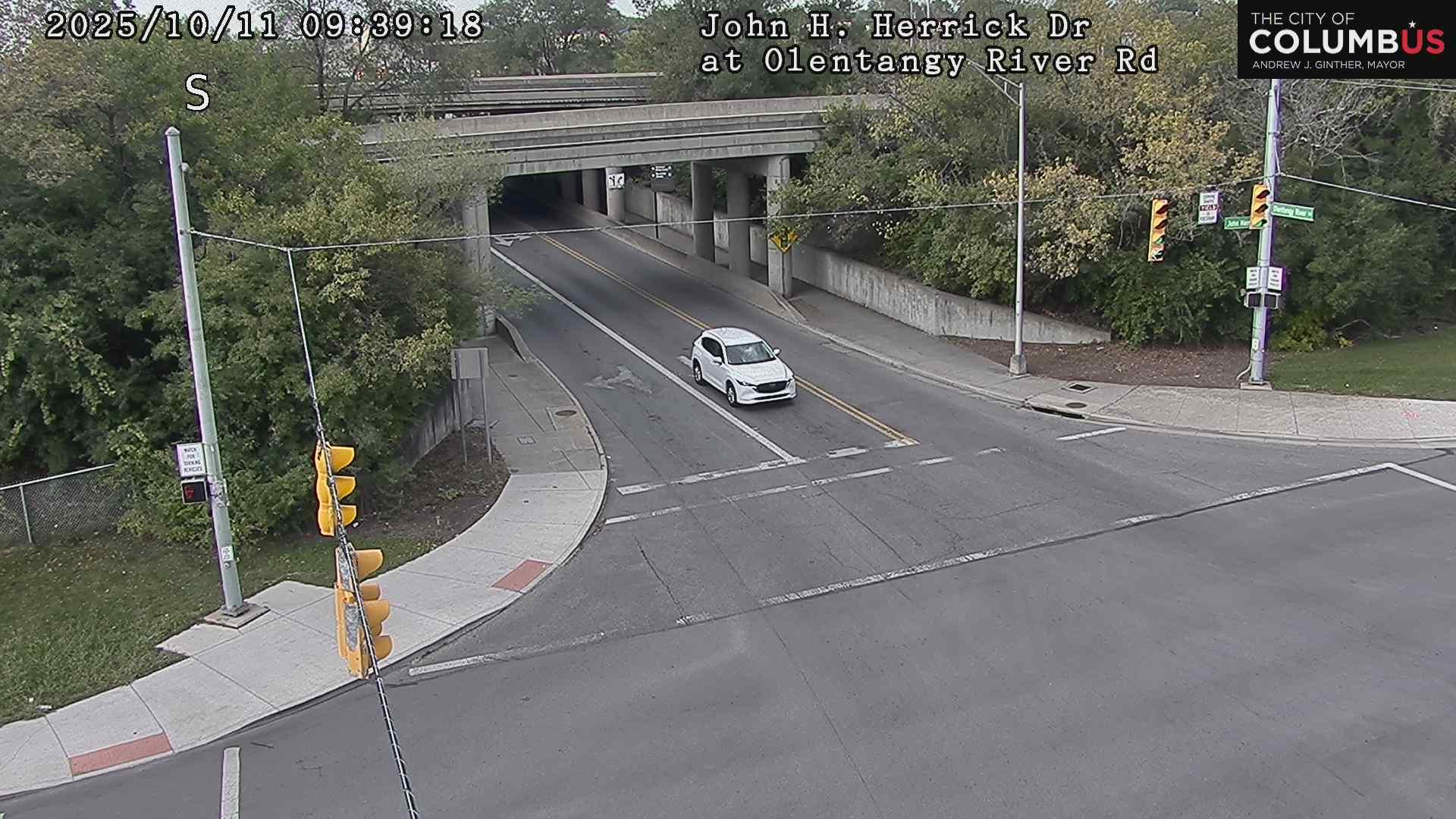 Traffic Cam Columbus: City of - Olentangy River Rd at John Herrick Dr