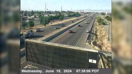 Traffic Cam Lathrop: SB I-5 N/O Louise Ave