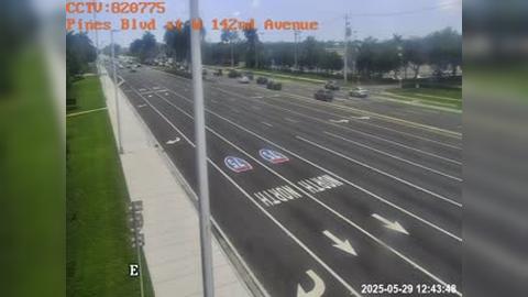 Traffic Cam Pembroke Pines: Pines Blvd at W 142nd Avenue