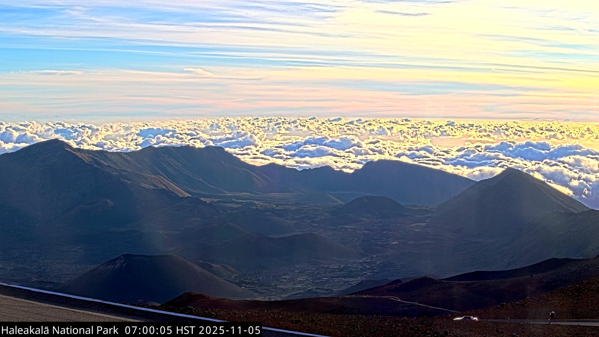 Traffic Cam Maui County › East: Pu'u'ula'ula (Red Hill) Summit Observation and Exhibition Building