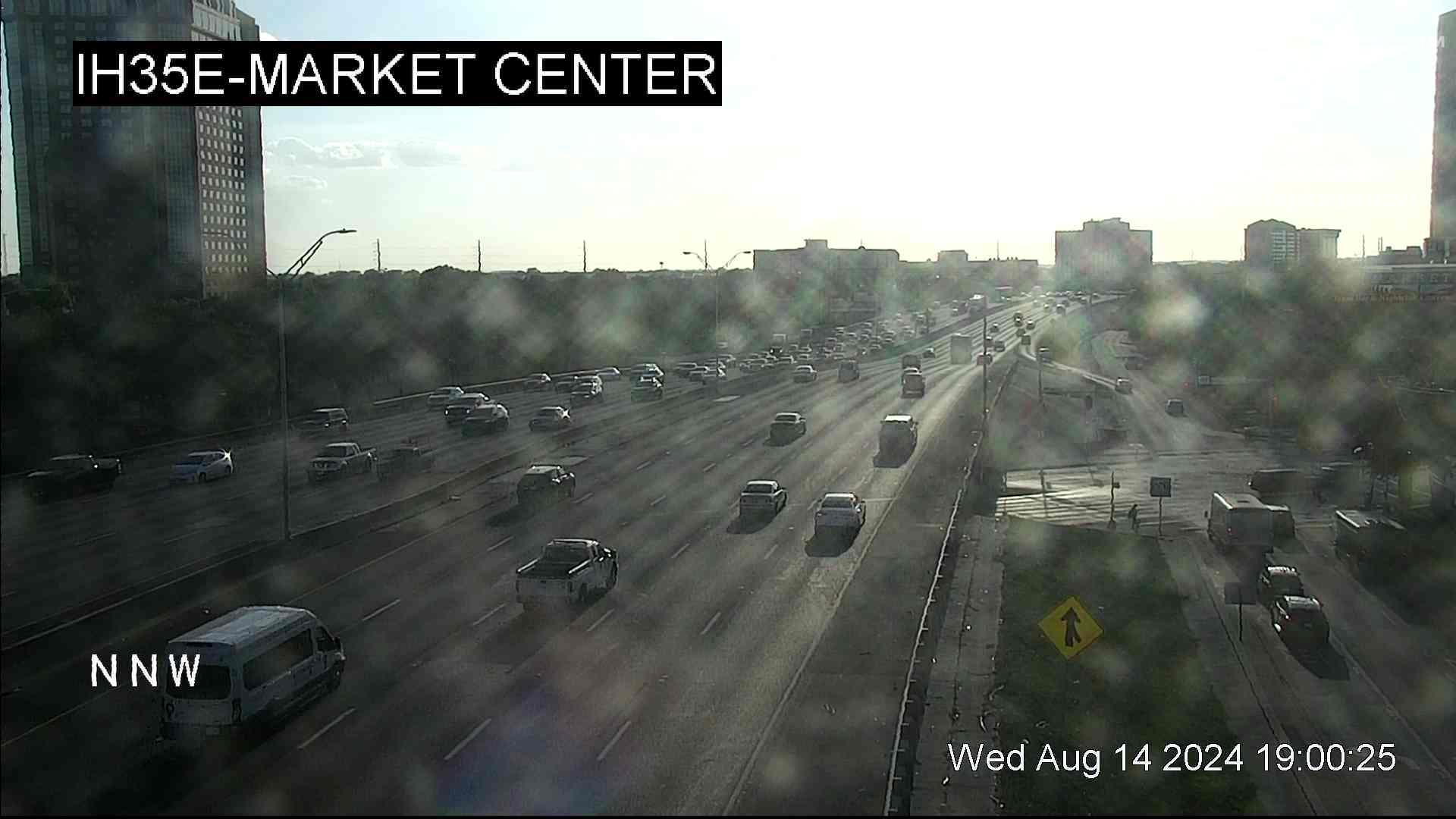 Traffic Cam Oak Lawn-Hi Line PID › North: I-35E @ Market Center