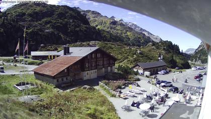 Innertkirchen: Hotel Steingletscher - Blick zur Steinalp Lodge und Giglistock