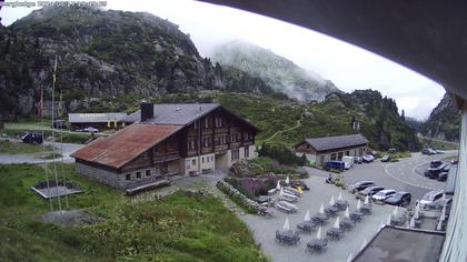 Innertkirchen: Hotel Steingletscher - Blick zur Steinalp Lodge und Giglistock