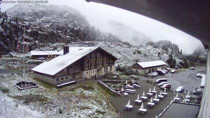 Innertkirchen: Hotel Steingletscher - Blick zur Steinalp Lodge und Giglistock