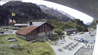 Innertkirchen: Hotel Steingletscher - Blick zur Steinalp Lodge und Giglistock