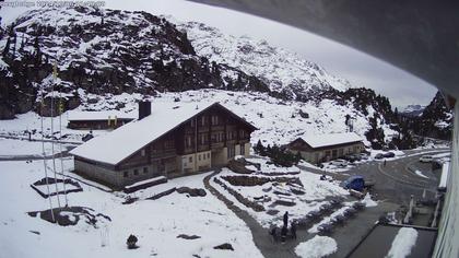 Innertkirchen: Hotel Steingletscher - Blick zur Steinalp Lodge und Giglistock