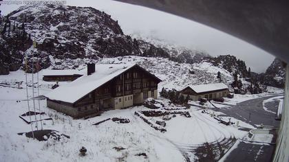 Innertkirchen: Hotel Steingletscher - Blick zur Steinalp Lodge und Giglistock