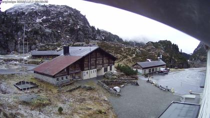 Innertkirchen: Hotel Steingletscher - Blick zur Steinalp Lodge und Giglistock
