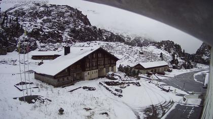 Innertkirchen: Hotel Steingletscher - Blick zur Steinalp Lodge und Giglistock