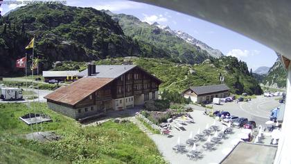 Innertkirchen: Hotel Steingletscher - Blick zur Steinalp Lodge und Giglistock