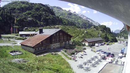 Innertkirchen: Hotel Steingletscher - Blick zur Steinalp Lodge und Giglistock