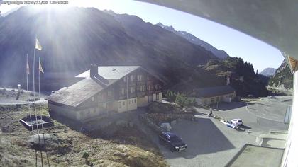 Innertkirchen: Hotel Steingletscher - Blick zur Steinalp Lodge und Giglistock