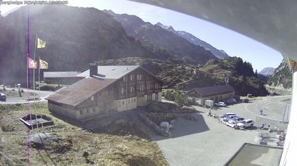 Innertkirchen: Hotel Steingletscher - Blick zur Steinalp Lodge und Giglistock